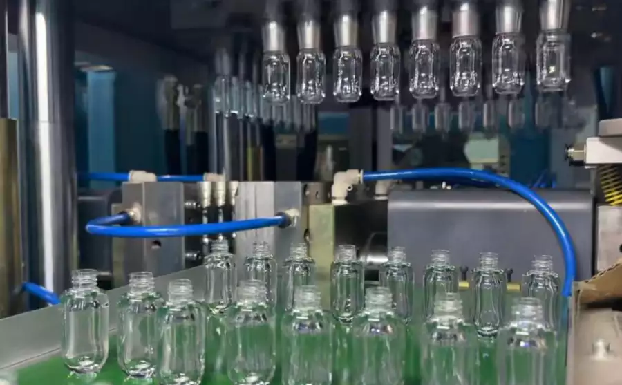 How to Process rPET on an ISBM Machine ISBM machine overview
